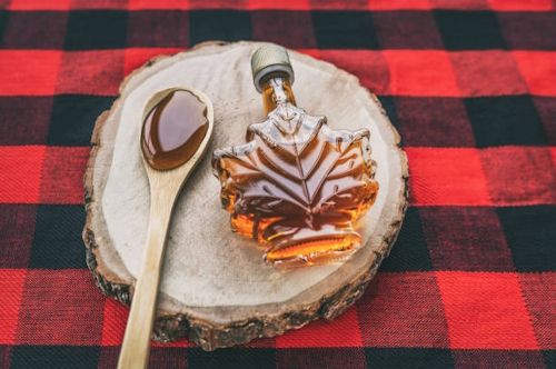 Repas de cabane à sucre : sirop d’érable sur nappe à carreaux