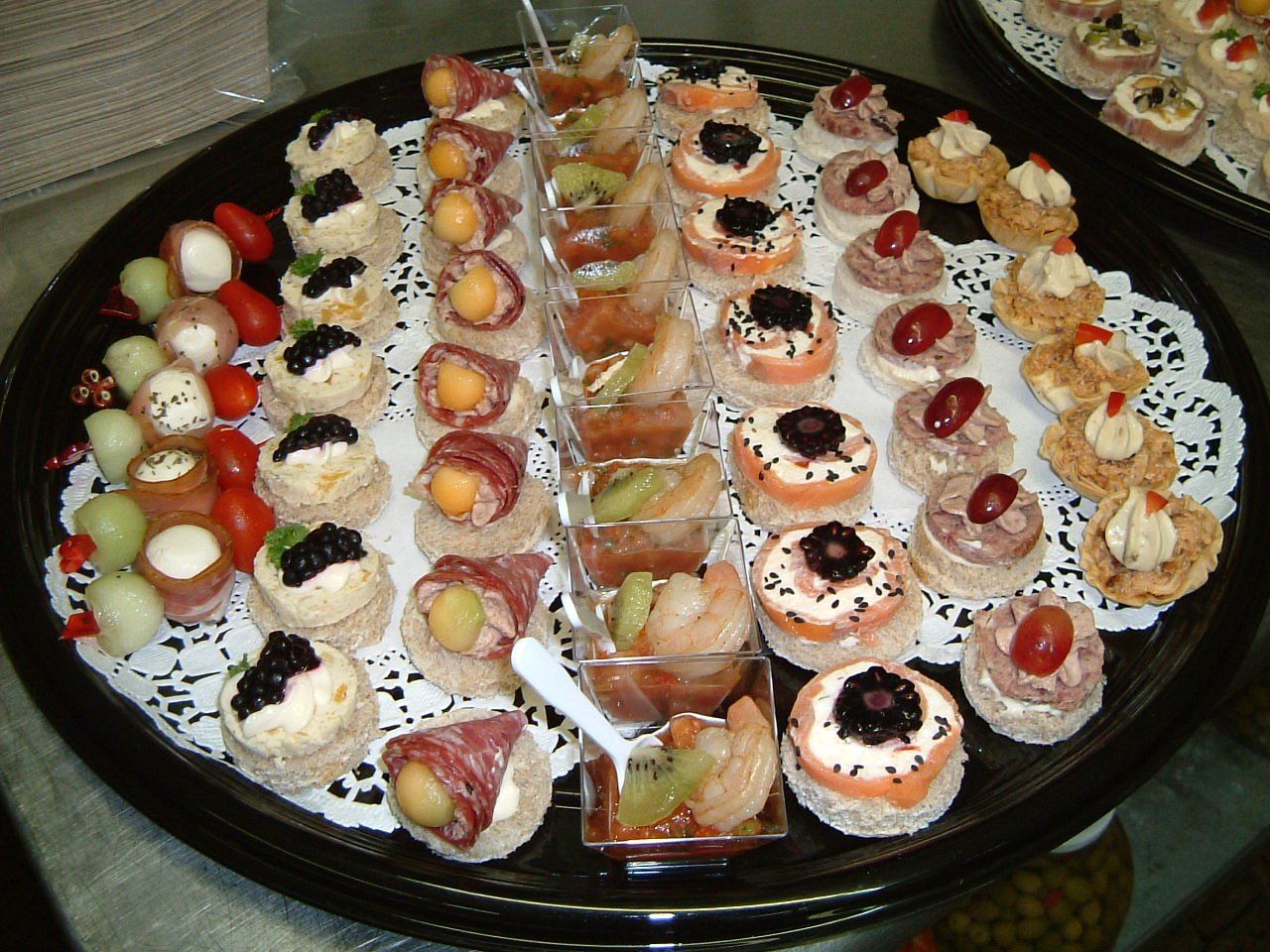Assorted canapé platter by Réception 108, caterer in Sherbrooke