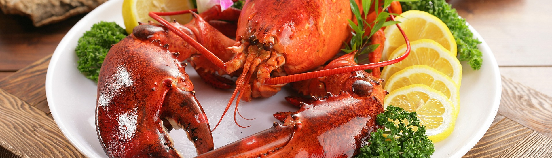 Lobster and roast beef: fresh lobster served by Réception 108