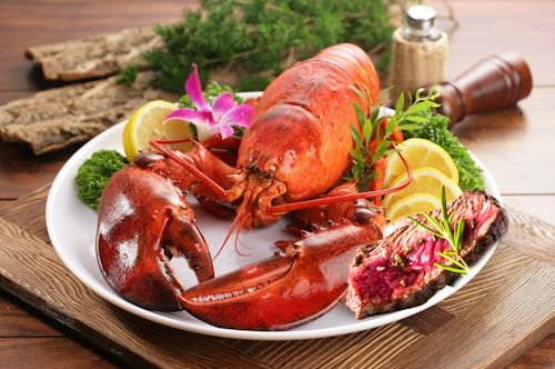 Fresh lobster served with lemon, Réception 108 Sherbrooke