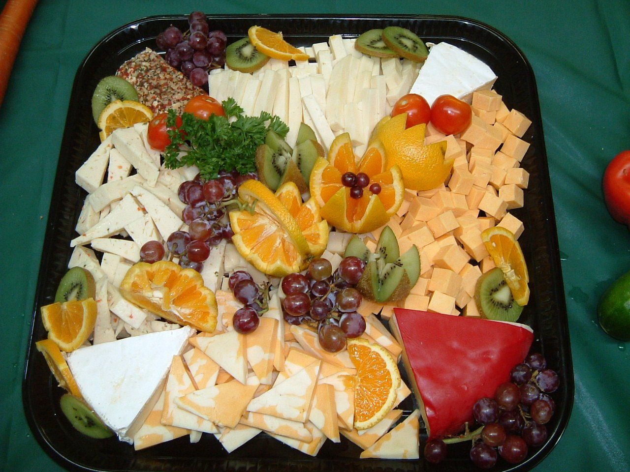 Cheese and fresh fruit platter from Réception 108